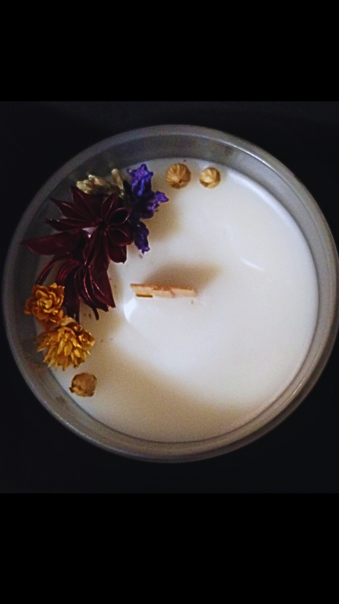 Close-up top view of LEWA Autumn Glow frosted glass candle highlighting dried floral decoration and wooden wick